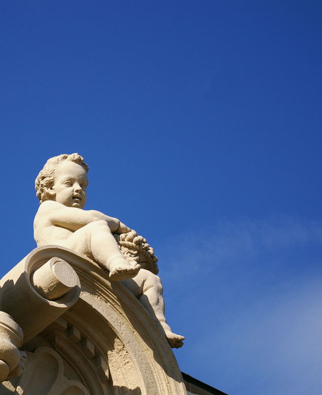 Kleiner Mann unter blauem Himmel