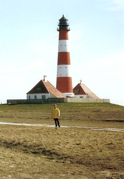 Kleiner Mann vor großem Turm