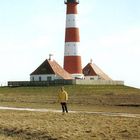 Kleiner Mann vor großem Turm