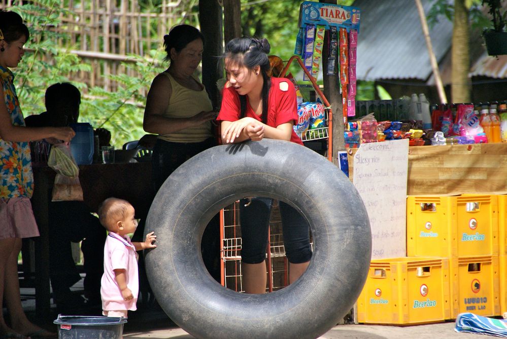 kleiner mann will reifschwimmen gehn ;-), laos 2010