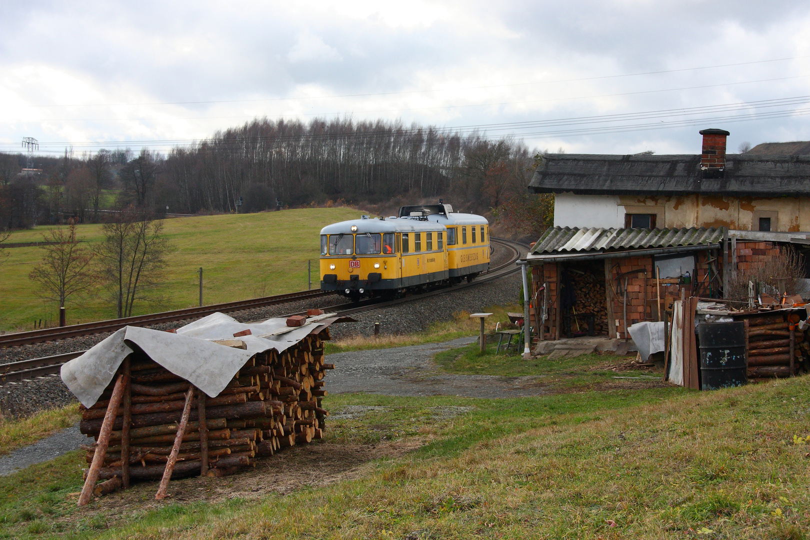 kleiner Messzug hinterm Haus