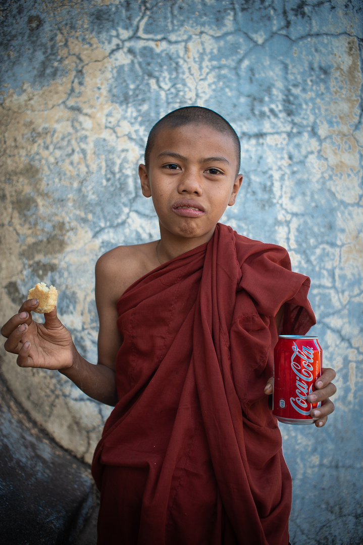 Kleiner Mönch mit Coca Cola
