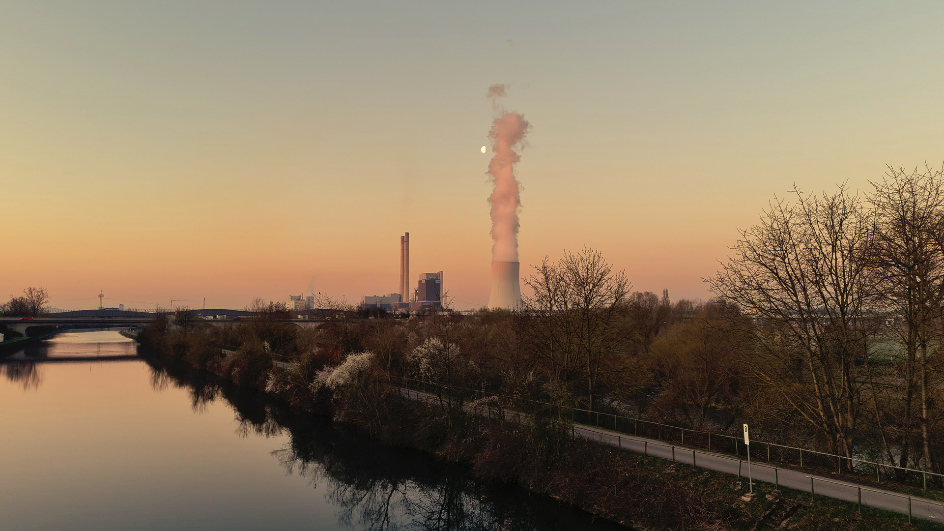 Kleiner Mond am Kohlekraftwerk