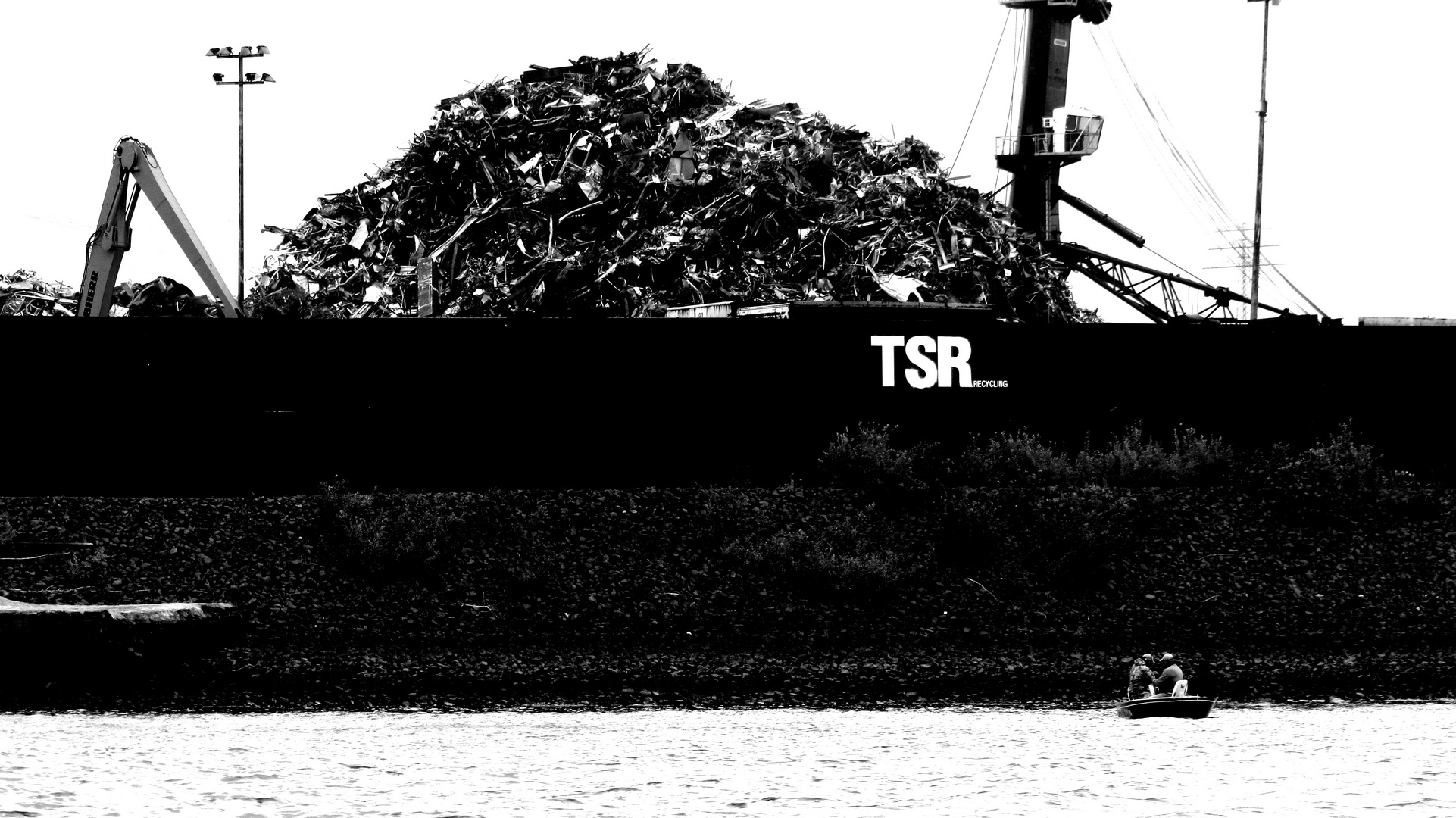 Kleiner Müllhaufen im Hamburger Hafen