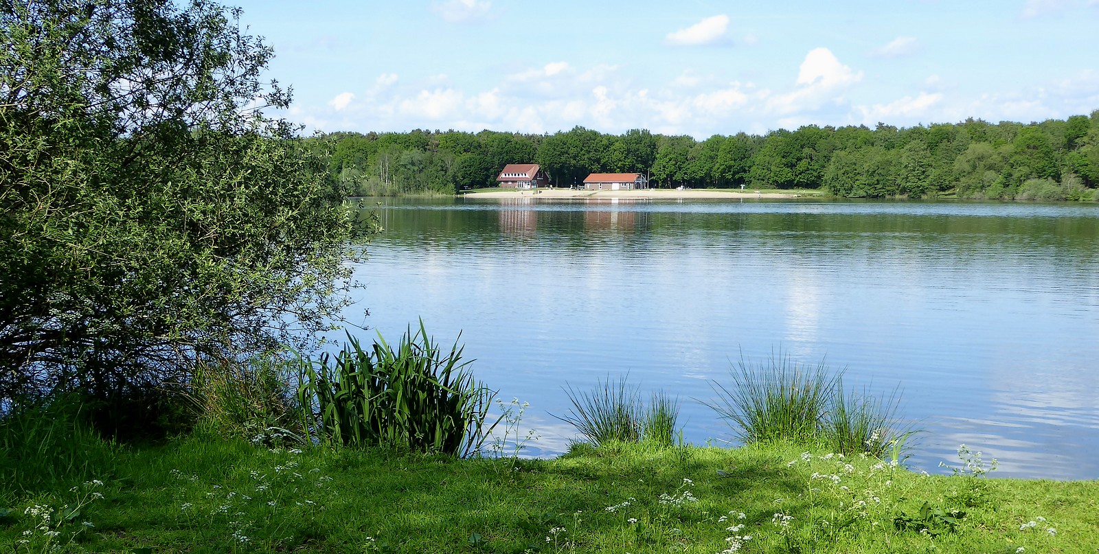 Kleiner Natursee mit Mini-Strandbad