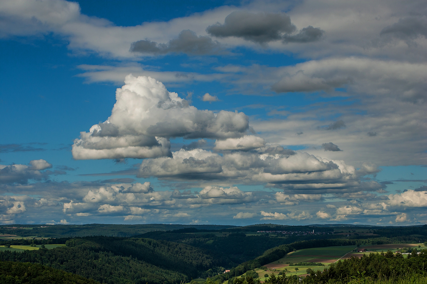 kleiner Odenwaldblick mit Wolkenbild