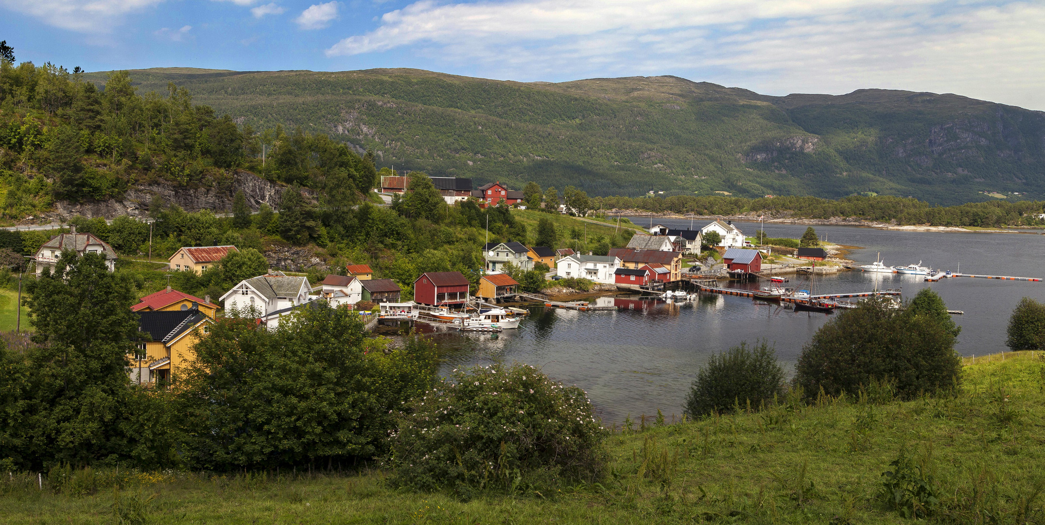 Kleiner Ort am Fjord