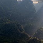 Kleiner Ort am Fuß der Berge