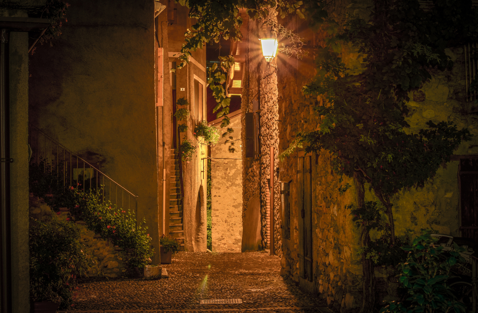 kleiner Ort am Gardasee bei Nacht