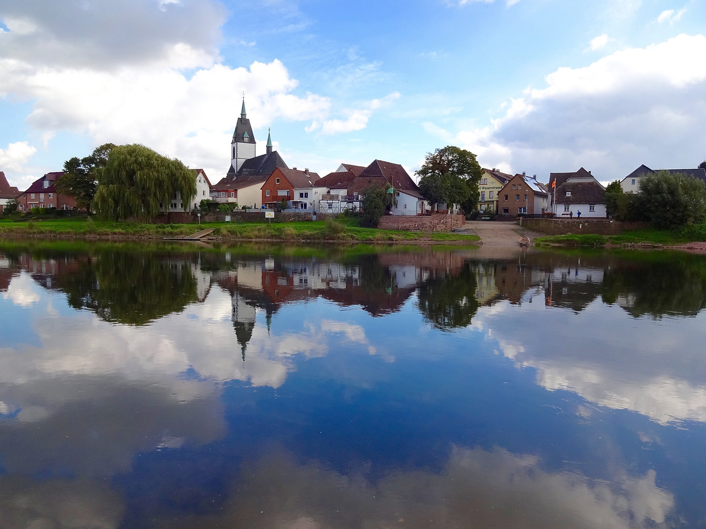 Kleiner Ort am Rande des Weserradwegs