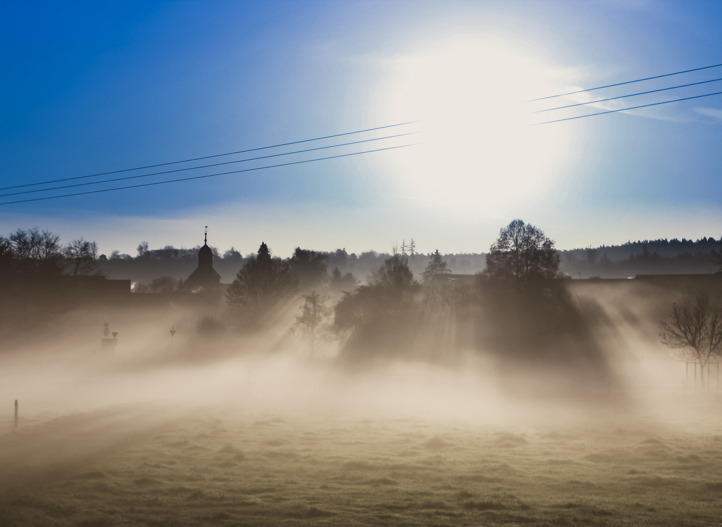 Kleiner Ort in Nebel gehüllt 