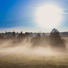 Kleiner Ort in Nebel gehüllt 