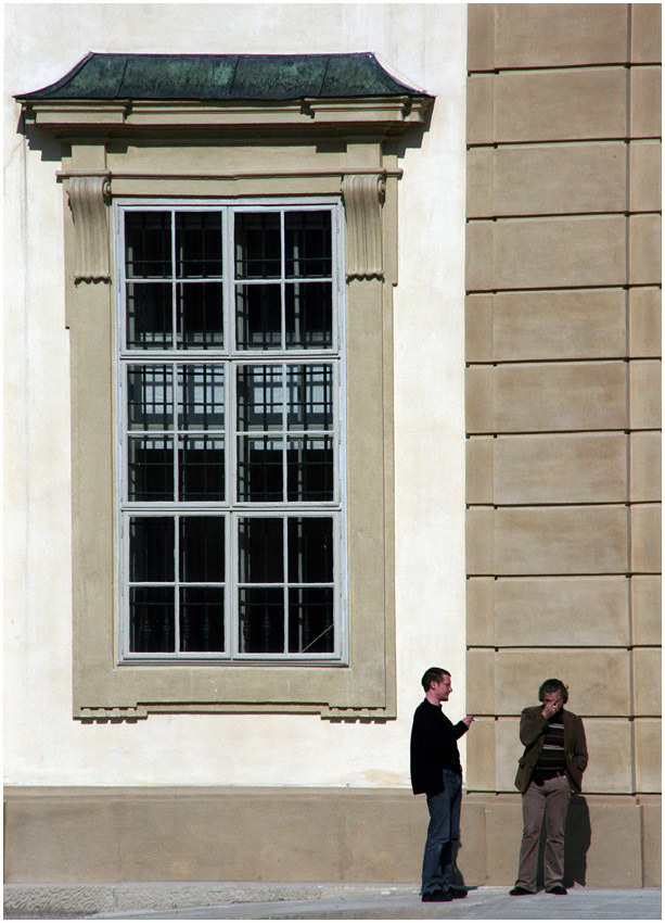 Kleiner Plausch vor großem Fenster