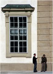 Kleiner Plausch vor großem Fenster