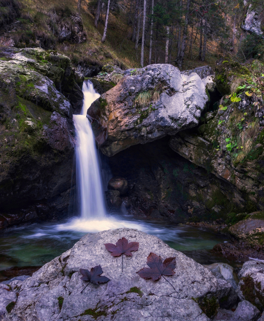 Kleiner romantischer Wasserfall 