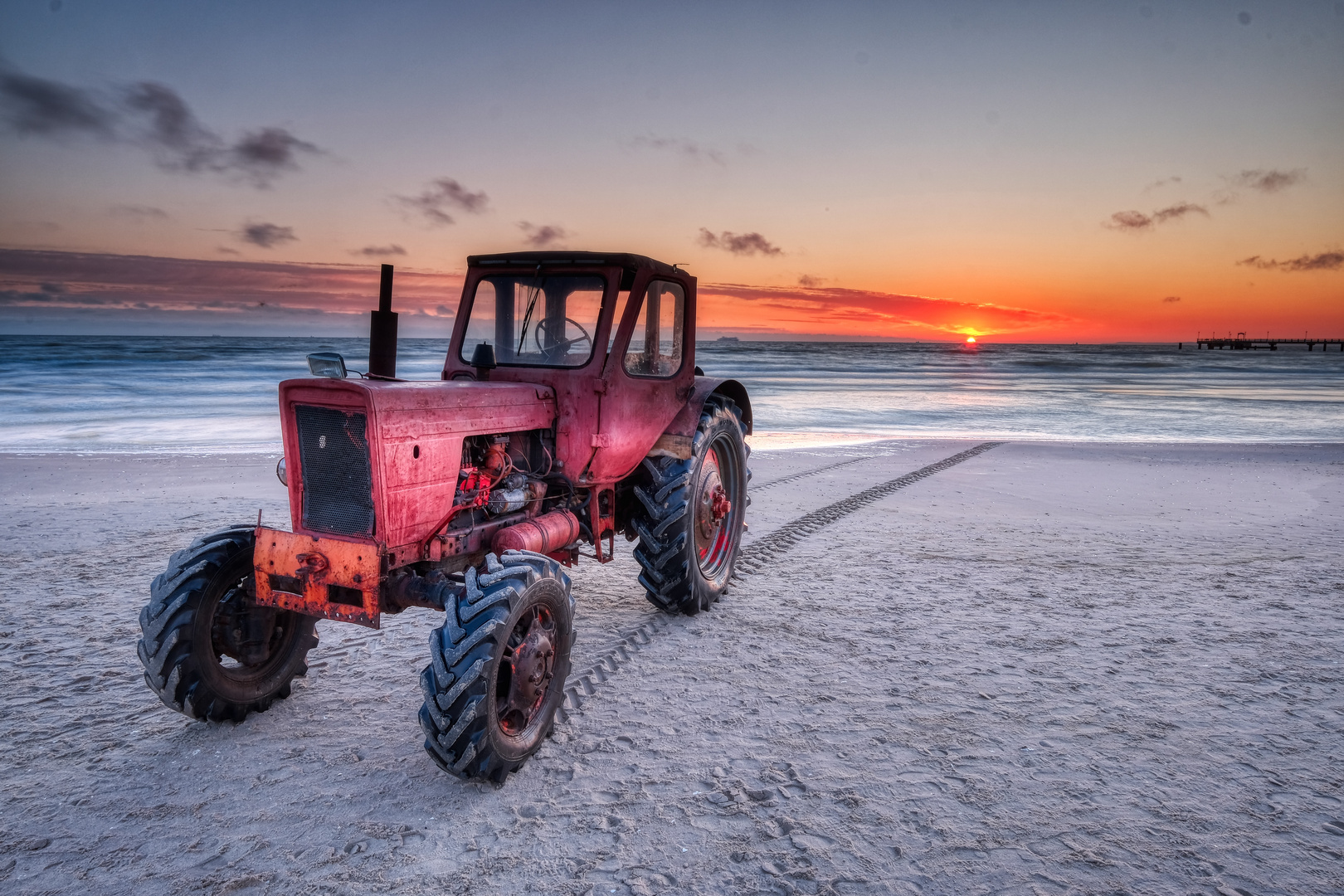 Kleiner roter Traktor 