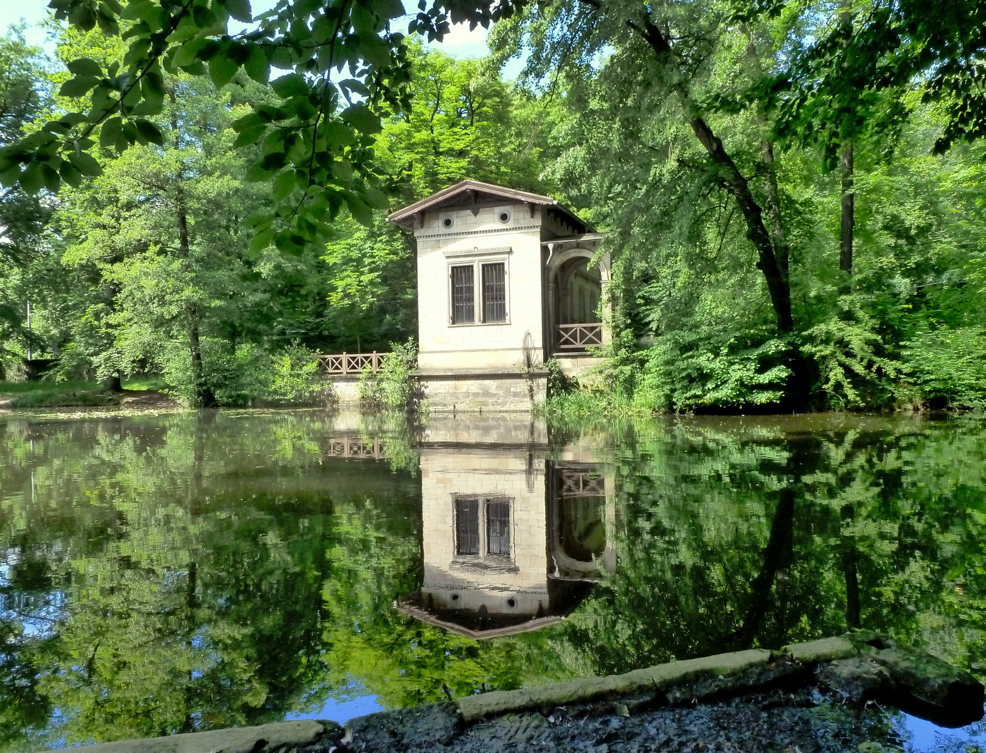 kleiner Schlossteich unterhalb vom Schloss Albrechtsberg in Dresden