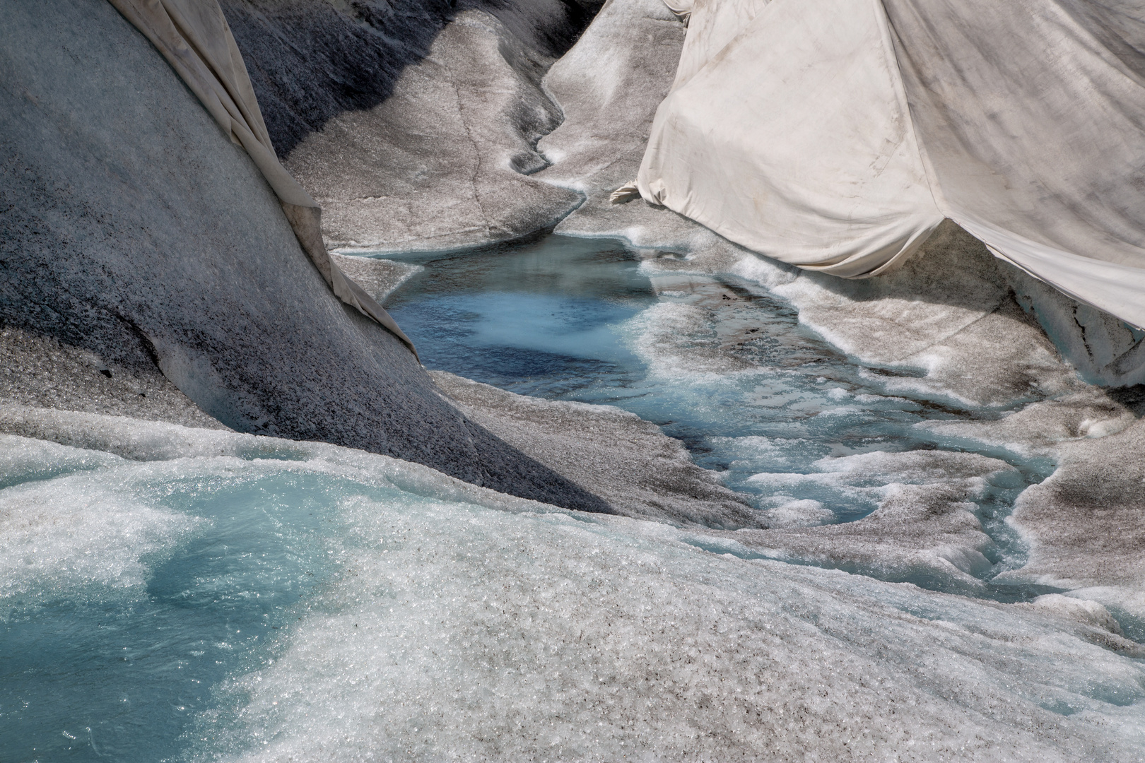 Kleiner Schmelzwasserbach auf einem geschützten Gletscher I