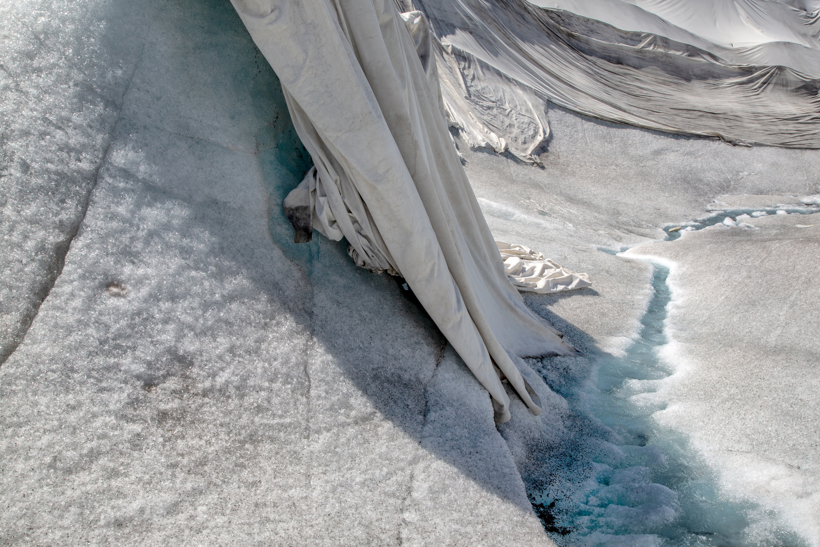 Kleiner Schmelzwasserbach auf einem geschützten Gletscher II