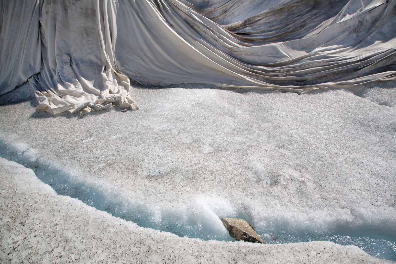 Kleiner Schmelzwasserbach auf einem geschützten Gletscher III