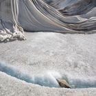 Kleiner Schmelzwasserbach auf einem geschützten Gletscher III