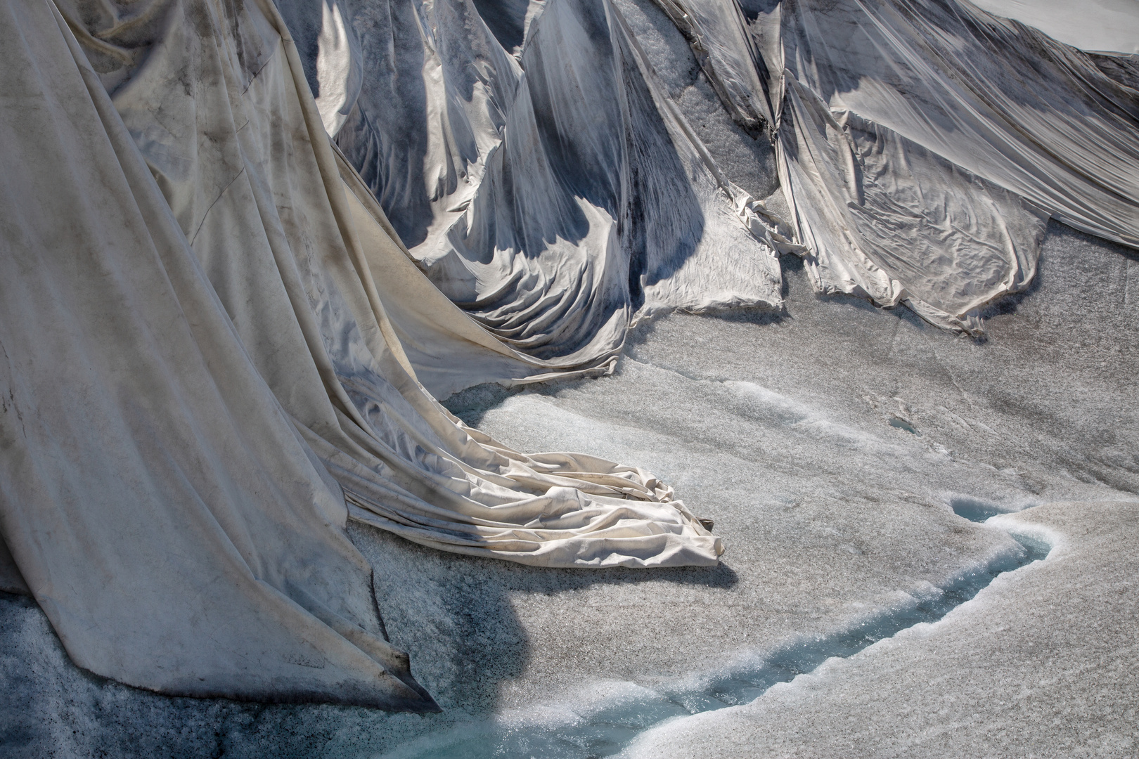 Kleiner Schmelzwasserbach auf einem geschützten Gletscher IV