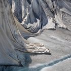 Kleiner Schmelzwasserbach auf einem geschützten Gletscher IV