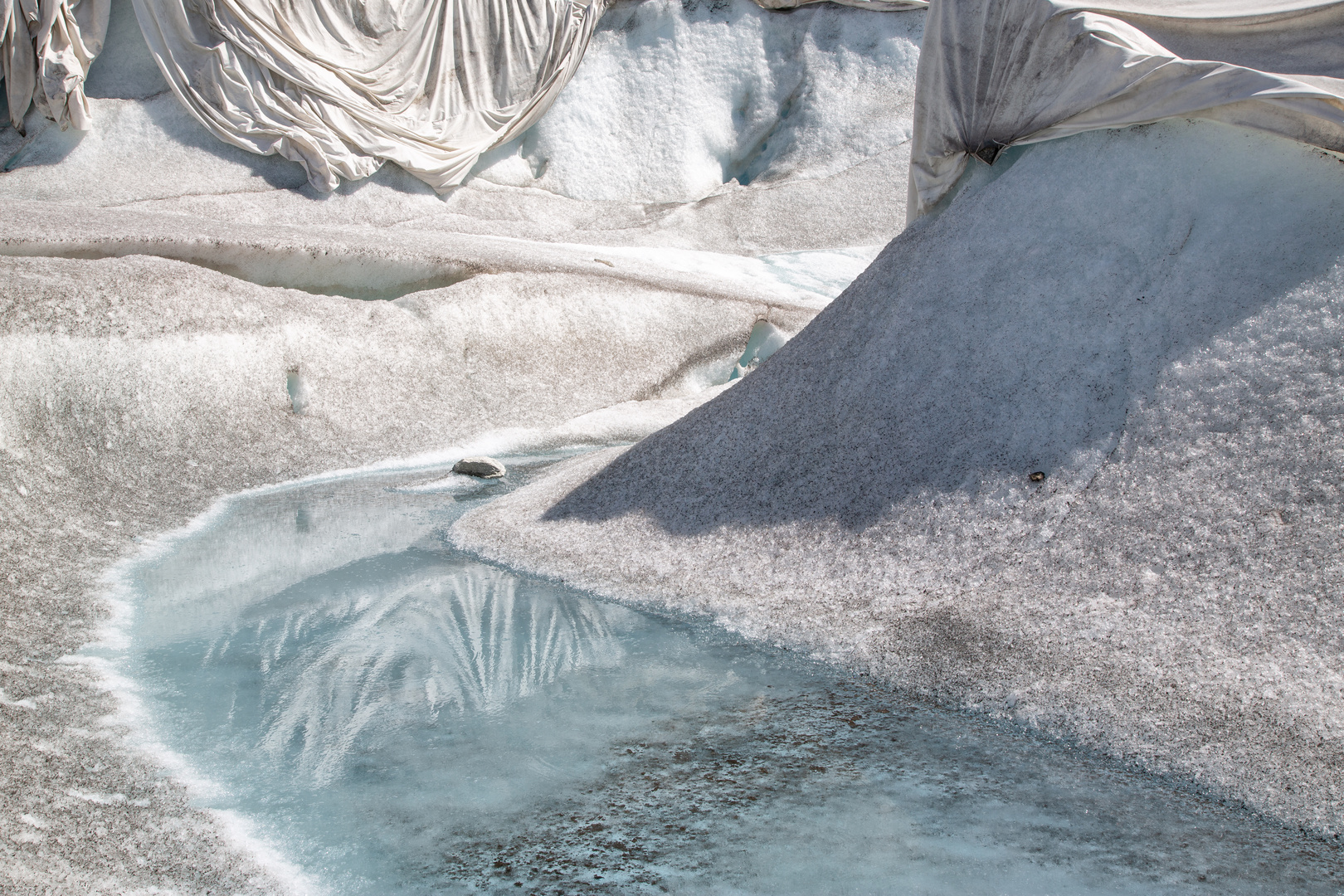 Kleiner Schmelzwasserbach auf einem geschützten Gletscher V