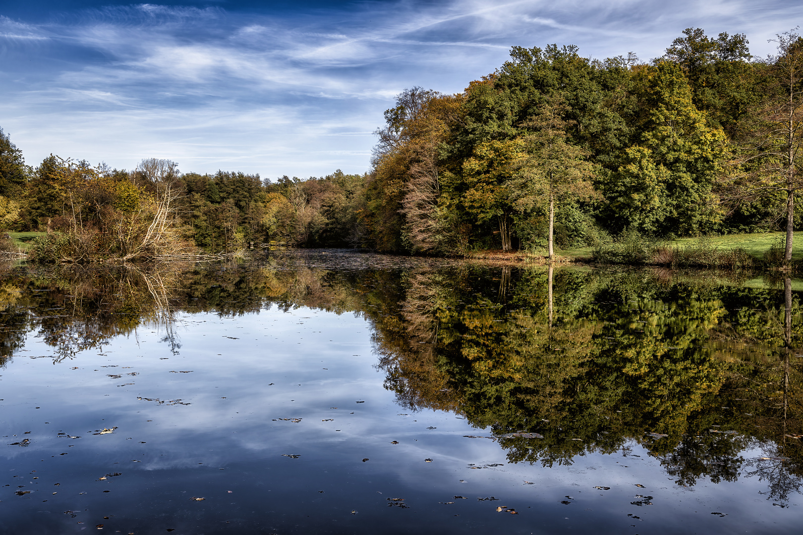 Kleiner See mit Spiegelungen