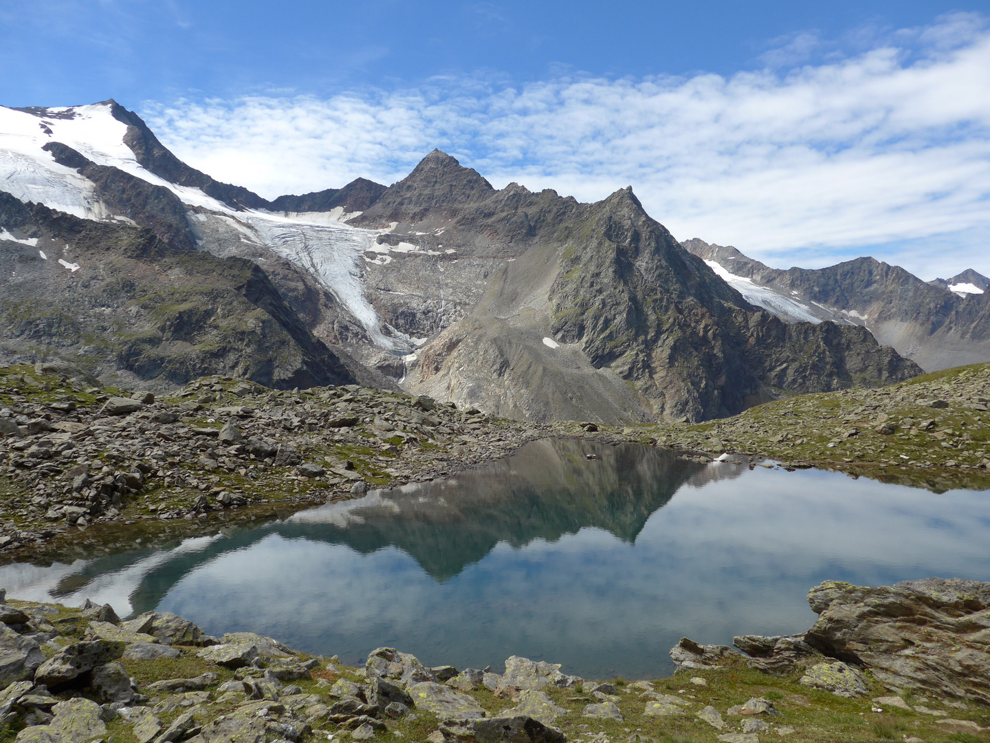 Kleiner See mit Wilder-Freiger-Ferner im Hintergrund (Stubaital)