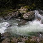 Kleiner Stein hält großen Felsen.