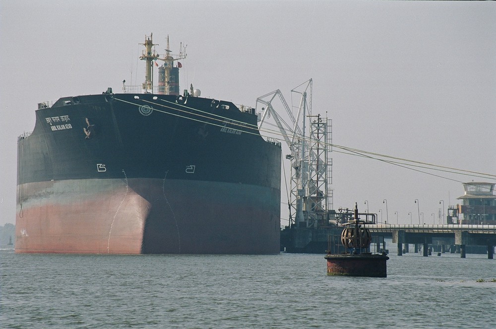 Kleiner Tanker im Hafen von Cochin