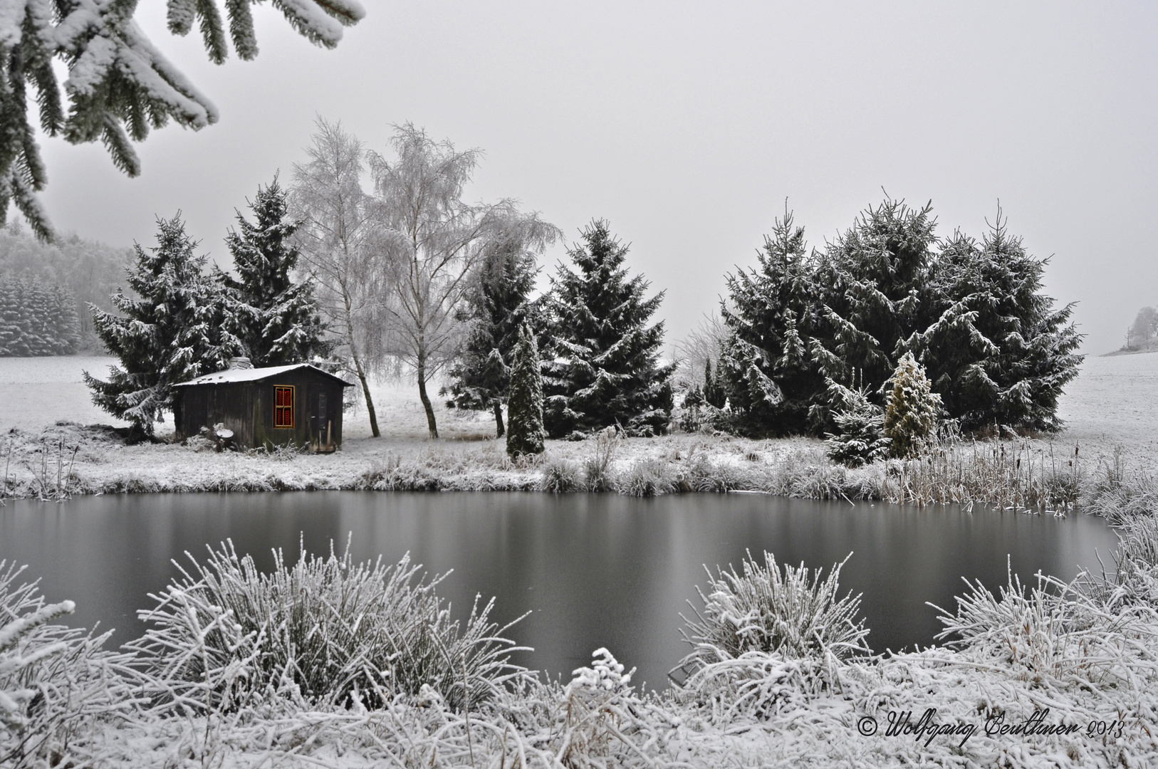 Kleiner Teich mit Hütte oberhalb von Wildbach im Erzgebirge