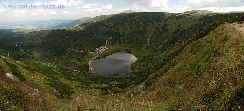 Kleiner Teich mit Teichbaude und Schneekoppe im Riesengebirge