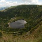 Kleiner Teich mit Teichbaude und Schneekoppe im Riesengebirge