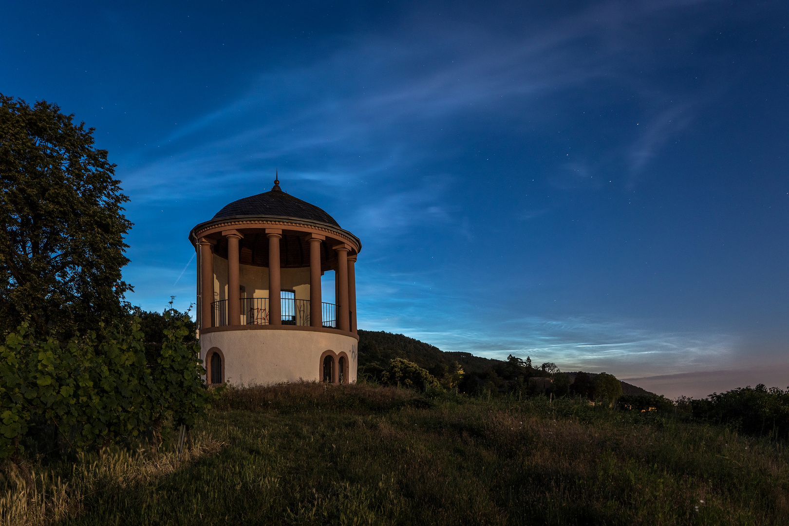 Kleiner Tempel im himmlischen Licht