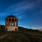 Kleiner Tempel im himmlischen Licht