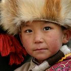 Kleiner tibetischer Junge mit Fellmütze