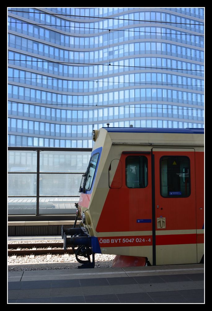 Kleiner Triebwagen vor großer Kulisse