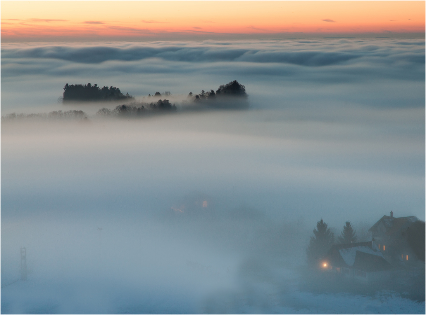 Kleiner Tsunami im Nebel-Meer