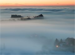 Kleiner Tsunami im Nebel-Meer