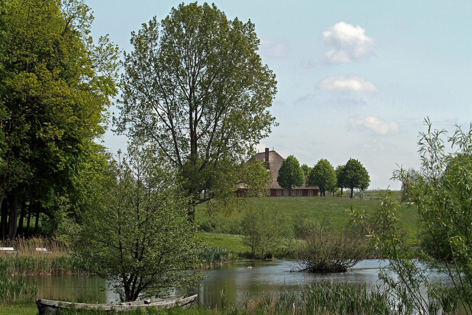 kleiner Tümpel mit Bauernhaus