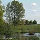 kleiner Tümpel mit Bauernhaus