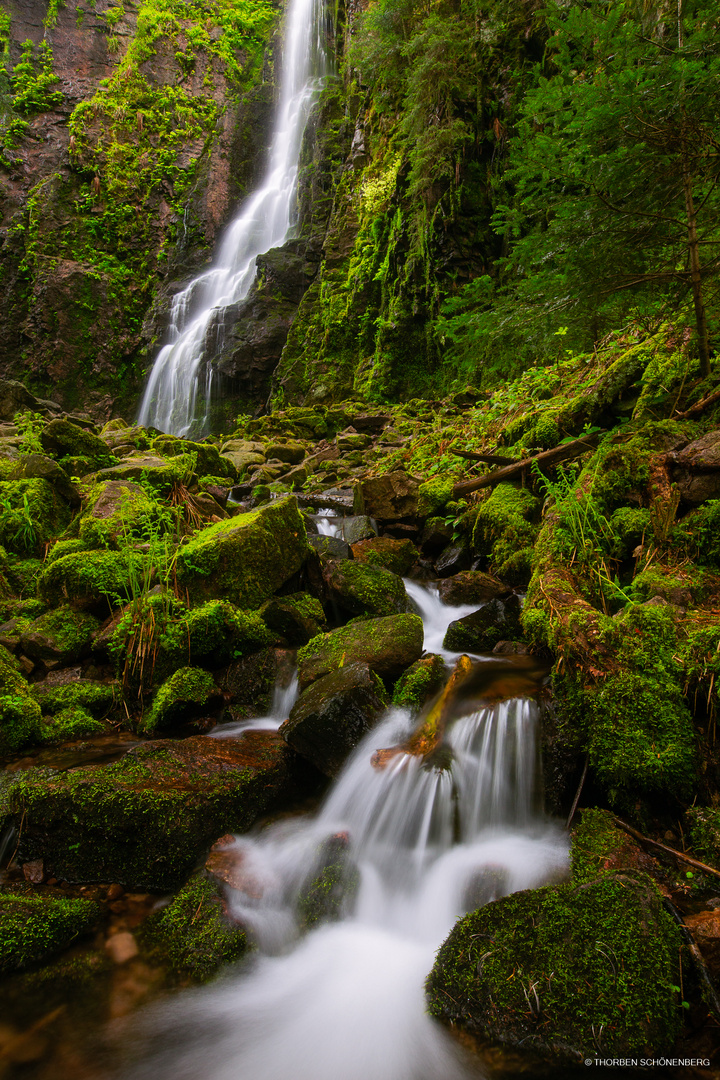 Kleiner und großer Wasserfall