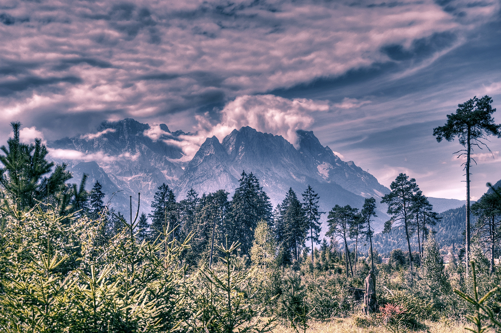 Kleiner und großer Waxenstein (Mitte) bei Garmisch (HDR)