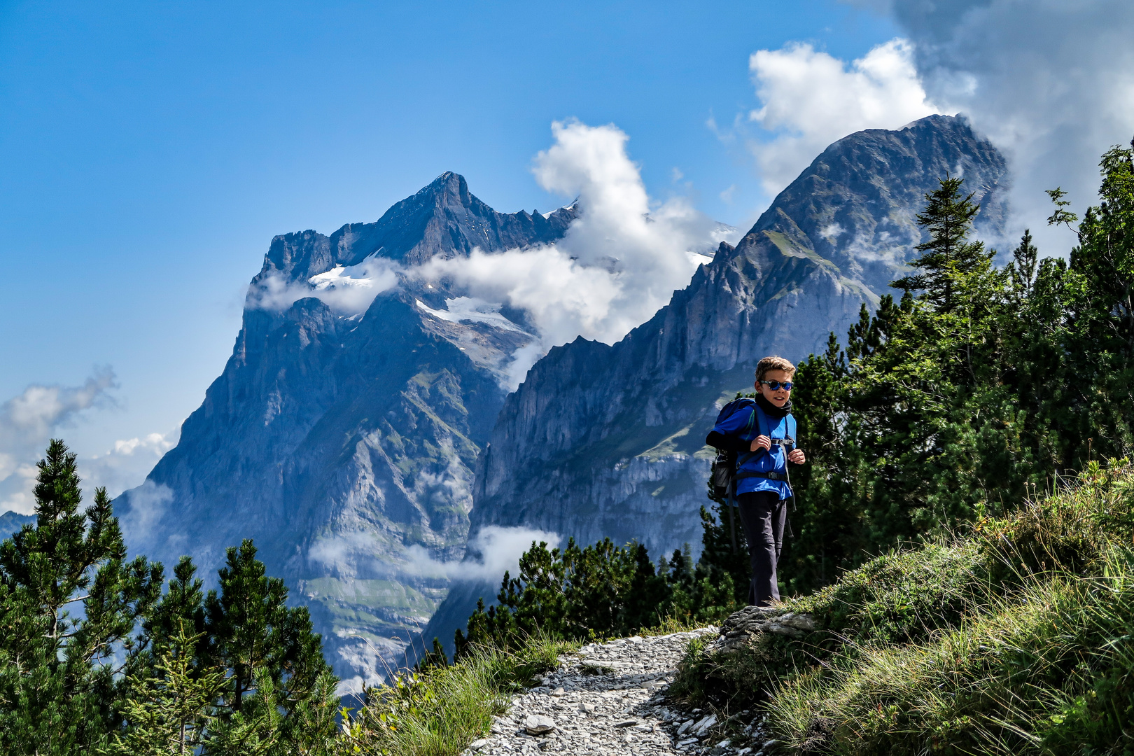 Kleiner Wanderer auf dem Eigertrail in der Schweiz