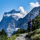 Kleiner Wanderer auf dem Eigertrail in der Schweiz