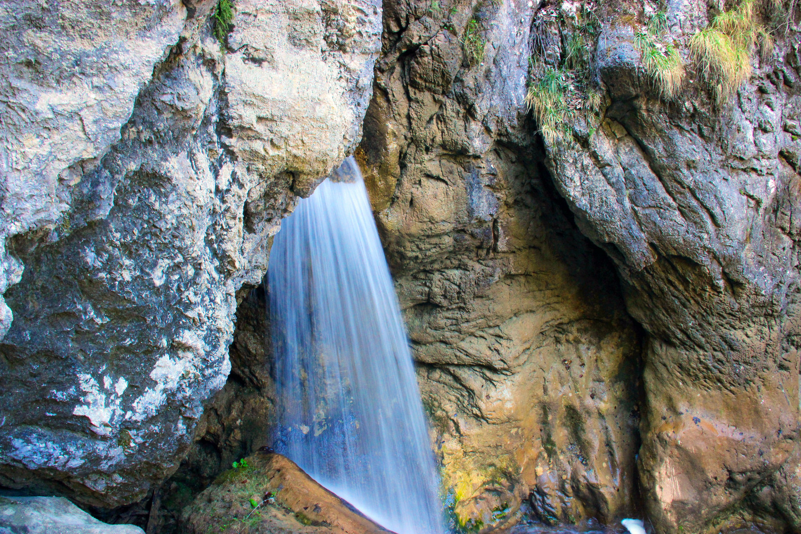 "kleiner Wasserfall"