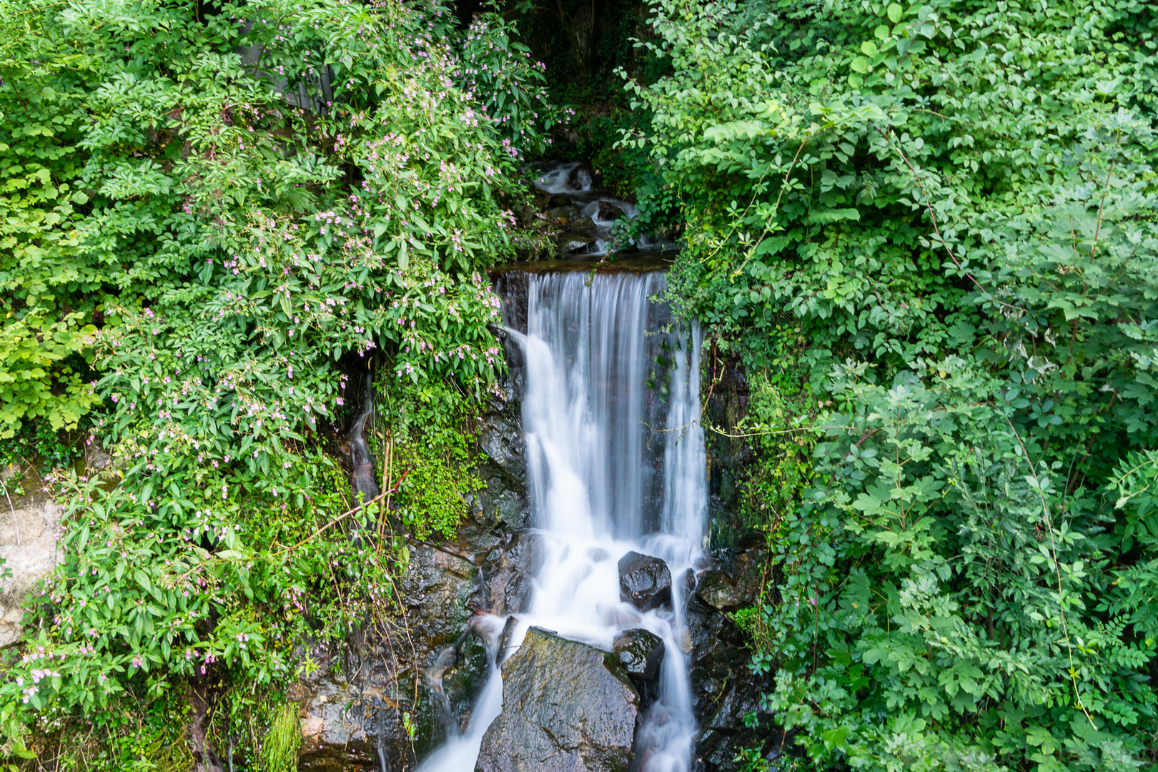 Kleiner Wasserfall am Rande vom Schluchsee in LZB