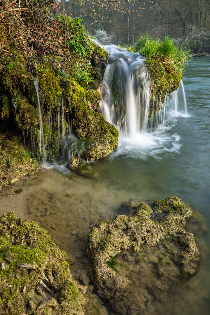 Kleiner Wasserfall an der Reuss